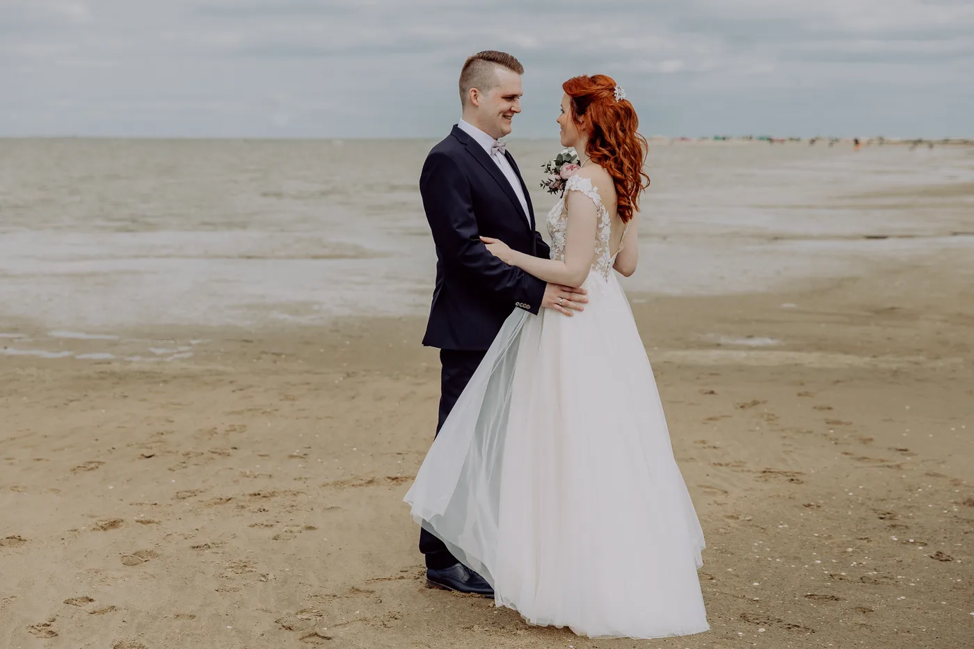 Brautpaar am Strand an der Nordsee