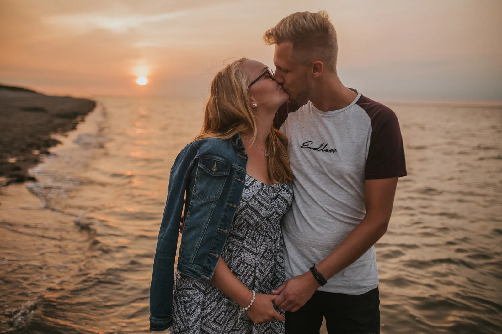 Paarshooting am Wasser bei Sonnenuntergang